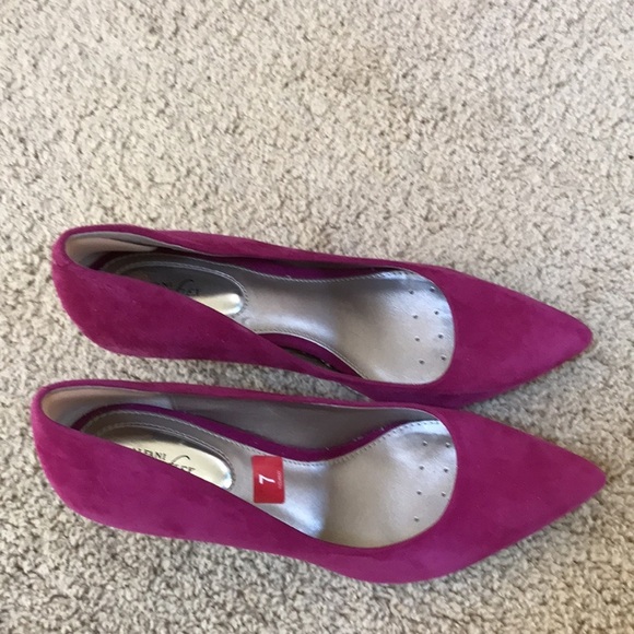 Alfani Step N Flex SZ 7 M,magenta jeules suede pumps. - Picture 9 of 10